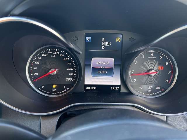 メーターパネルには現在走行数31031Kmが刻まれております。年式からは目を疑う低走行車です。