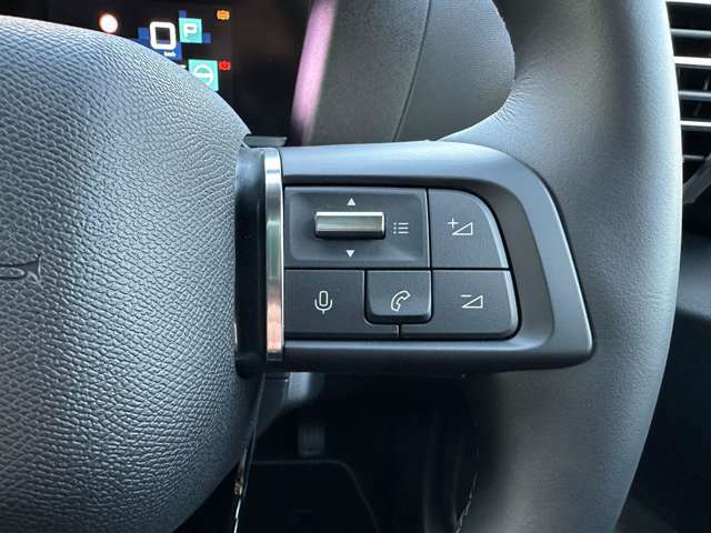 走行中、前方から目をそらさず、ステアリングから手を離さず、オーディオ関連の各種操作が可能なステアリングリモコンスイッチを装備。