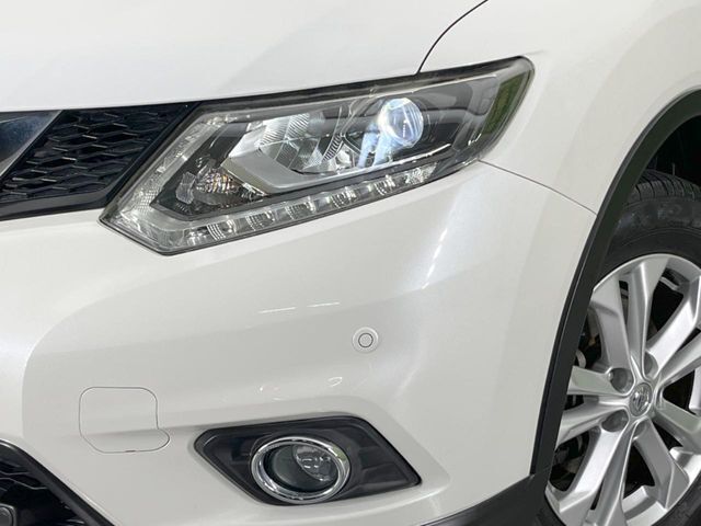 【LEDヘッドライト】悪天候や夜間走行時も良好な視界を確保し安心して運転できる高輝度LEDヘッドライトを装備！点灯速度が早く、消費電力も抑えられています。