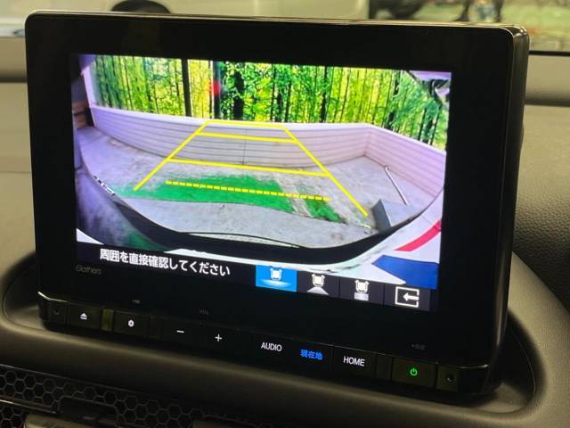 【バックカメラ】駐車時に後方がリアルタイム映像で確認できます。大型商業施設や立体駐車場での駐車時や、夜間のバック時に大活躍！運転スキルに関わらず、今や必須となった装備のひとつです！