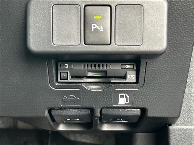 【ETC】有料道路を利用する際に料金所で停止することなく通過できる、ETC車載器（ノンストップ自動料金収受システム機器）が装備されています。セットアップを行うことで利用可能になります。