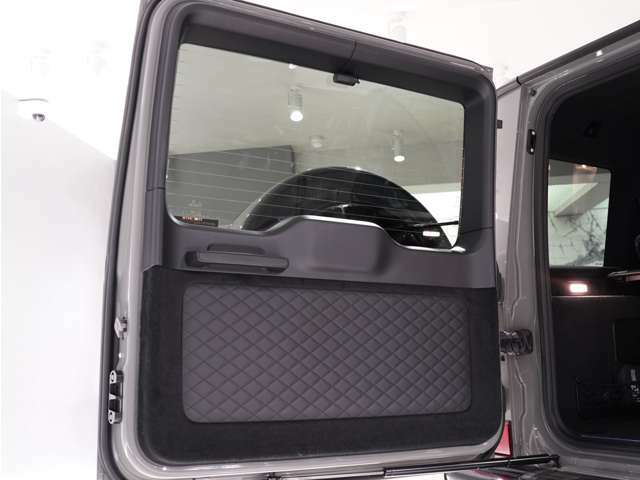 トランク内側部分にはキルティングレザーが施されており、機能面だけでなくデザイン面も追及された作りになっています。