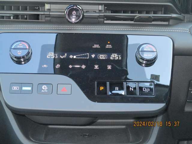 車内の温度管理がワンタッチで簡単に出来るのがオートエアコンです。これでいつでも快適ドライブが出来ますね！