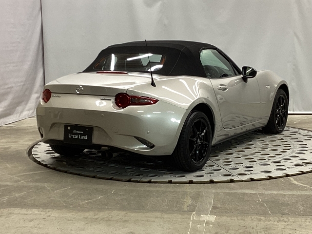 ルーフを閉めたときのシルエットが、息をのむほどに美しいROADSTER RF。