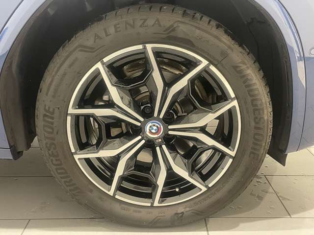 サービスにはドイツ本国と同様に教育と訓練を受け、BMWを知り尽くした「マイスター」が数多く在籍しております。360度による納車前点検整備で、お客様に安心と安全をお届けいたします。