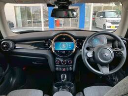 MINIならではのコックピット！！高級感があり、かつシンプルなデザインが飽きがこないとご好評いただいております。スイッチ一つ一つにも「こだわり」とセンスを感じます。