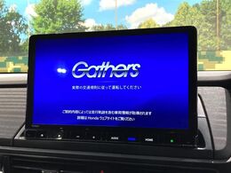 【純正ナビ】人気の純正ナビを装備しております。ナビの使いやすさはもちろん、オーディオ機能も充実！キャンプや旅行はもちろん、通勤や買い物など普段のドライブも楽しくなるはず♪