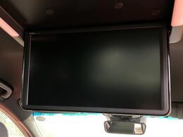 【フリップダウンモニター】大画面モニターで後席でもエンタメをお楽しみいただけます。小さなお子様にも大人気の装備です♪