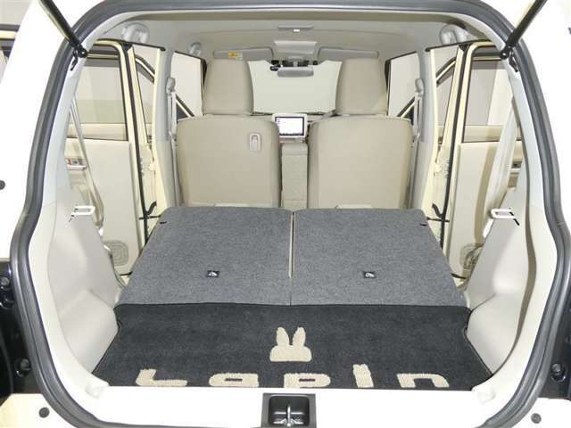 【シートアレンジ可能】ゆとりあるワイドな車内空間は、ドライブを始め買い物やレジャーなど、幅広く活躍します。一人でもみんなとでもお出かけを楽しみましょう！