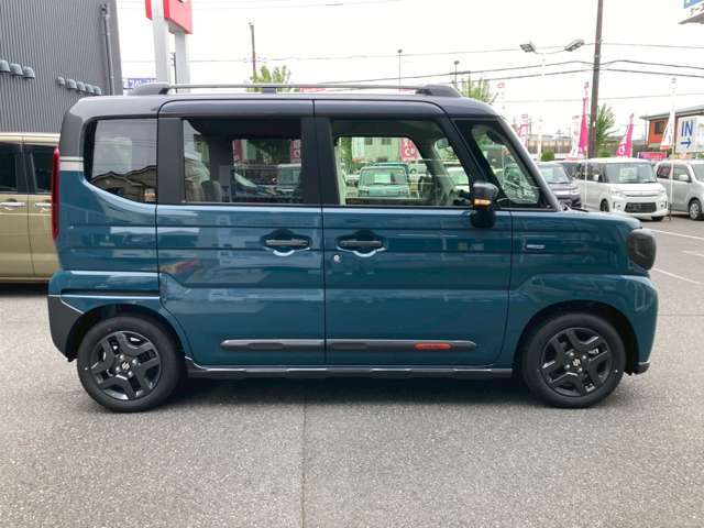 【お車で三郷インター店】☆東京外環自動車道上り☆三郷西インターを降りてすぐの交差点を右折、300m先の信号を右折して頂き、右手にございますので、中央分離帯越えて住宅街でUターンして下さい！！