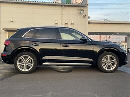 【右】商談ルームには「キッズスペース」を完備しています。DVD、ブロック、絵本、おままごとセット。お子様連れでも、ゆっくりとお車をお選びいただけます！