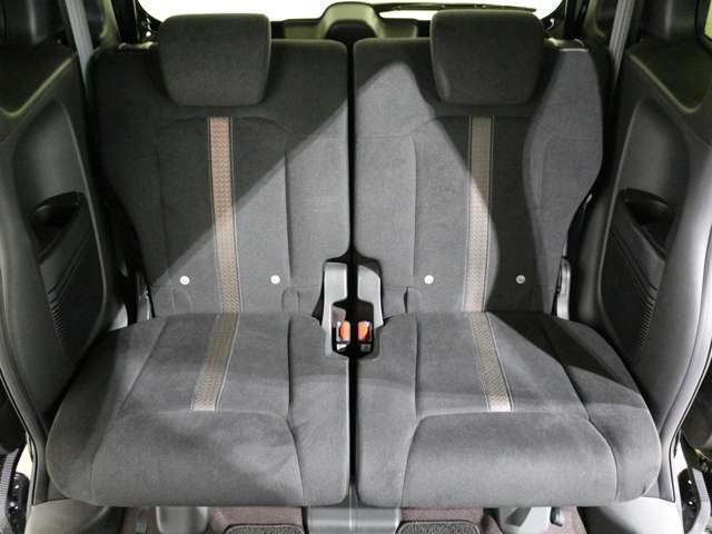後部座席もゆったり座れます。