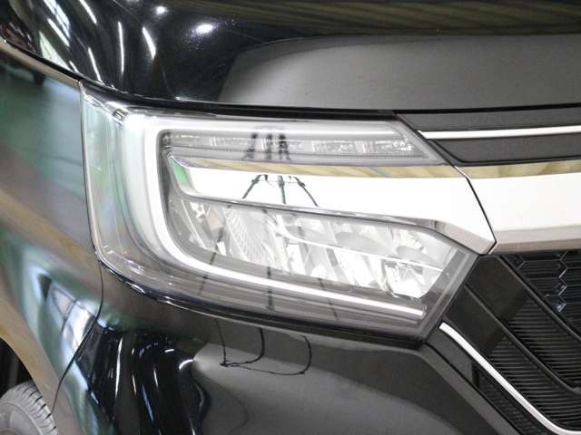 LEDヘッドライトで夜間や雨天時でも明るく照らします。