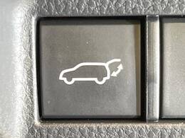 【パワーバックドア】スマートキーや運転席のボタンを押すだけでリアゲートが自動で開閉します！荷物を持っている時や、高い位置にあるバックドアを閉める際に便利な機能です♪