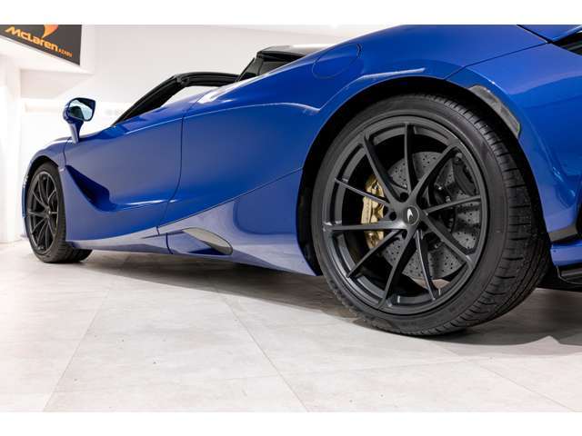 タイヤの銘柄はPirelli P ZEROでございます。