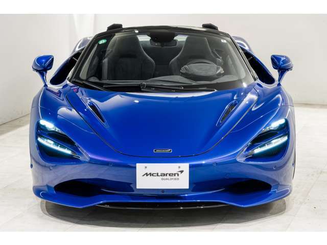 720Sとの大きな違いですが、ノーズ下部はフロント・スプリッターが拡大しより滑らかな印象を与えます。