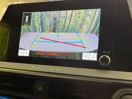【バックカメラ】駐車時に後方がリアルタイム映像で確認できます。大型商業施設や立体駐車場での駐車時や、夜間のバック時に大活躍！運転スキルに関わらず、今や必須となった装備のひとつです！