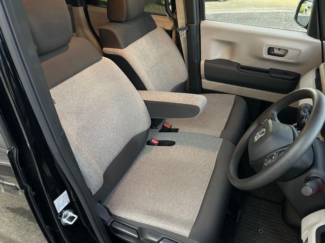 運転席まわりには十分なスペースがあり、大柄な方でもゆったり運転していただける環境です。