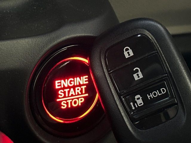 【Hondaスマートキー】カバンやポケットに入れたままでもドアの施錠・解錠が可能なスマートキーを装備。エンジンのオン・オフ時もカギを取り出す必要が無いからとっても便利です♪