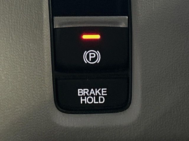 【電動パーキングブレーキ】パーキングブレーキは便利な電動式！ボタン一つで操作でき、アクセルを踏めば自動で解除されます♪レバーやペダルが無いので運転席廻りもすっきりしますね♪