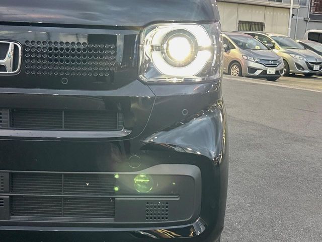 【LEDヘッドライト】悪天候や夜間走行時も良好な視界を確保し安心して運転できる高輝度LEDヘッドライトを装備！点灯速度が早く、消費電力も抑えられています。