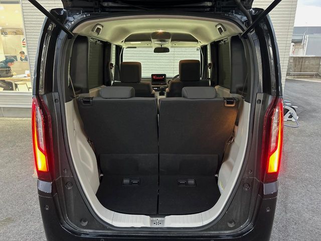 普段のお買い物や通勤、送迎等に十分な荷室スペースを確保しております。セカンドシートを倒すと、大きな荷物の積載も可能です♪