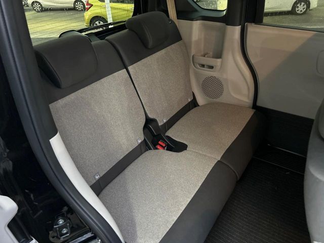 広々とした2列目シートは居住性が高く、居心地も快適！友達や家族とのお出かけにぴったりです。ベビーシートやチャイルドシート使用時も快適にお過ごしいただける十分な空間を確保しています。