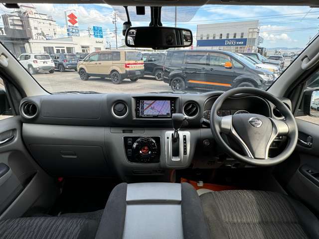 【室内】コックピット。車内もキレイで嫌な臭いもありません！ご納車後の臭いが付きにくくなる「空気触媒コーティング」もあります。