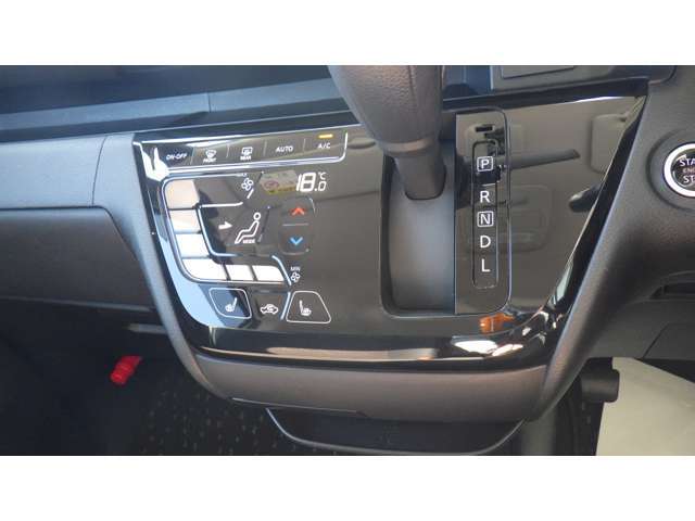 前進→後退、後退→前進へ切り替える場合は、必ず車をしっかりと停止させ、ブレーキペダルを踏んだ状態で行いましょう。