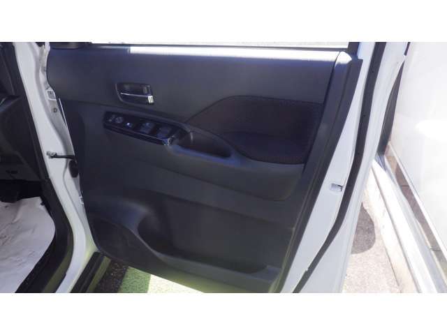 従来の窓ガラスは手動でハンドルを回して開閉していましたが、パワーウィンドウはスイッチを押すだけで窓をスムーズに操作できるため、利便性が向上しています。