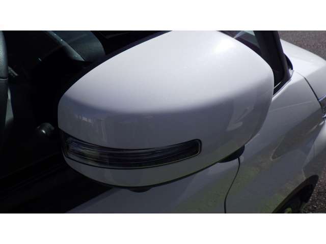 Vanityは「化粧テーブル」を意味し、化粧直しなどの身だしなみを整えるための小型の鏡です。蓋を開けると照明が点灯するタイプもあります