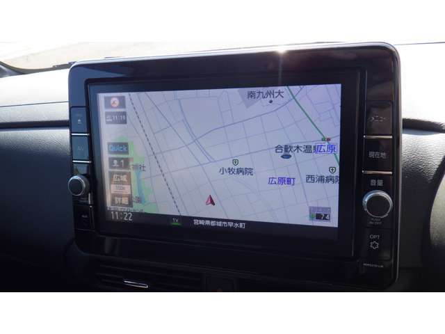 現在地から設定された目的地への最適なルートを画面に表示・案内します。電話番号や住所、名称、マップコード、ジャンルなどから目的地を検索でき、渋滞情報なども提供します。