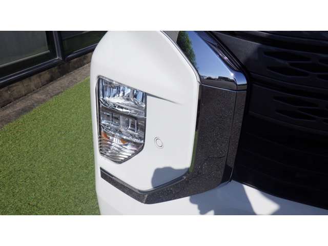 Vanityは「化粧テーブル」を意味し、化粧直しなどの身だしなみを整えるための小型の鏡です。蓋を開けると照明が点灯するタイプもあります