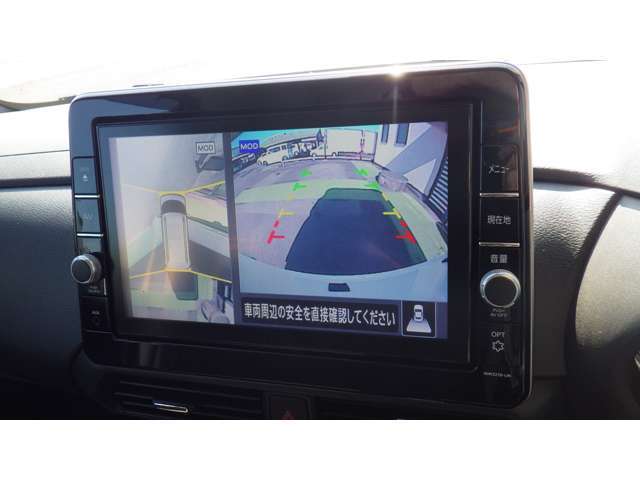 現在地から設定された目的地への最適なルートを画面に表示・案内します。電話番号や住所、名称、マップコード、ジャンルなどから目的地を検索でき、渋滞情報なども提供します。