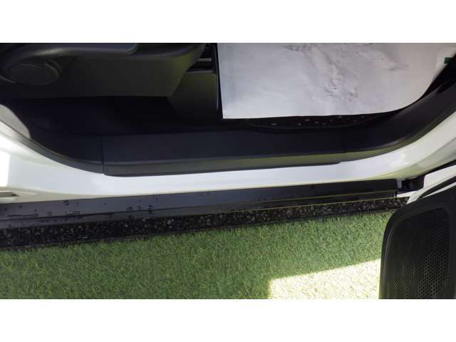 車体への傷防止には必須のサイドステップガーニッシュです。とは言っても、サイドステップガーニッシュにも傷は付けたくないですよね。