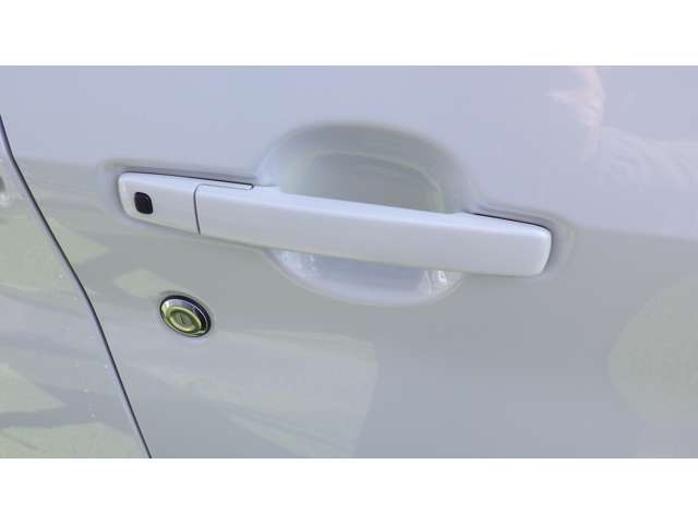 グリップタイプよりも構造が簡単で低コストで製造できるので、国産車はフラップタイプが主流でした。しかし現在では、グリップタイプもコストをかけずに製造できる為、現在は多くがグリップタイプを採用しています。