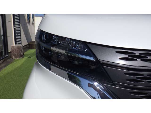 自動車のライトは、主にヘッドライト・スモールライト・テールランプがあります。　　　　　　　ヘッドライトは、ハイビームとロービームを状況に応じて適切に使い分けることが重要です。