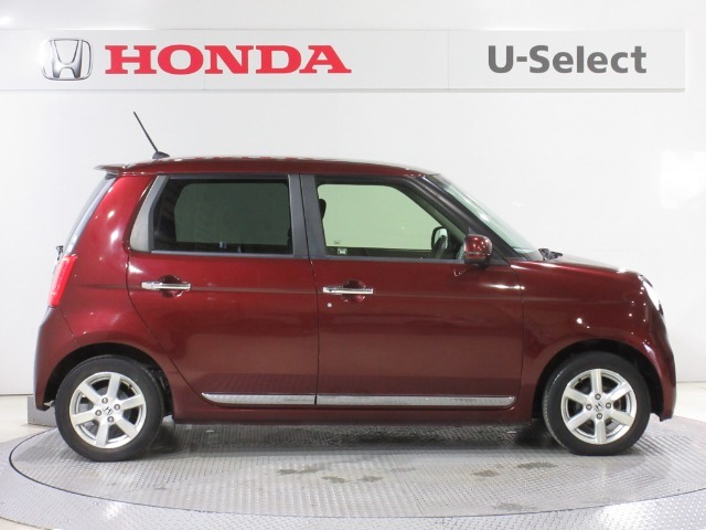 タイヤが四隅でしっかり踏ん張るスタンスのよい台形フォルムを追求しました。リアピラーとテールゲートの見え方は、居住性を確保しながら適度に傾斜させて前進感を表現。乗用車らしいたたずまいを完成させました。