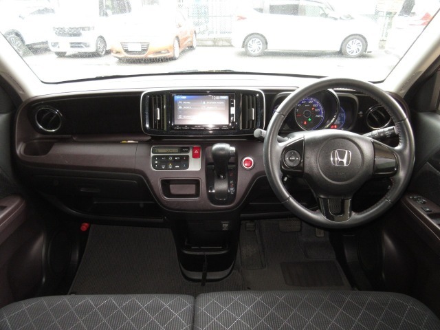 ステアリングホイールからスムーズに持ちかえられるインパネシフトを採用。シフトノブをコンパクト化し、女性でも操作しやすいサイズとしました。左手元には、便利なオーディオリモートコントロールスイッチ付き！