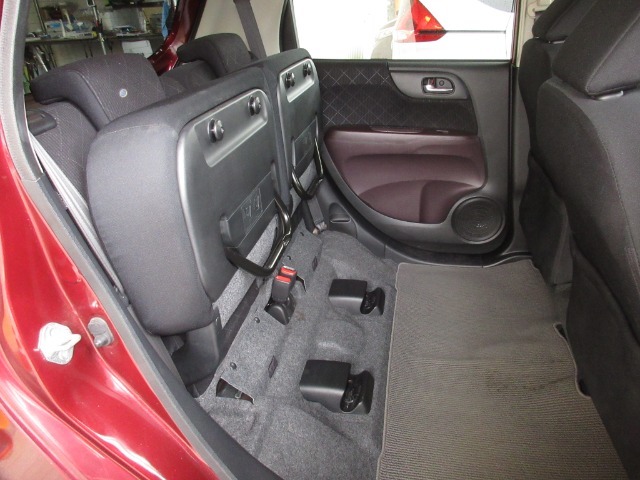 座面を跳ね上げれば、後席が背の高い空間に。駐車場などで後ろが狭く、テールゲートが開けられない時に、横から積みやすい「もうひとつの荷室」になるなど、アイデア次第で使い方が広がります。