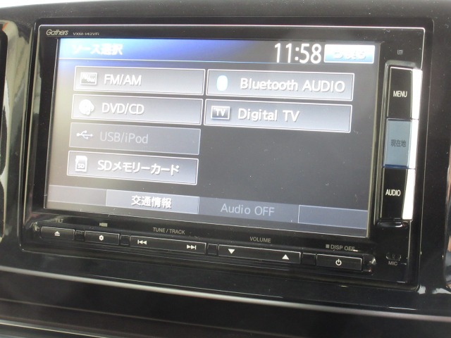 ナビゲーションはギャザズメモリーナビ（VXM-142VFi）を装着しております。AM、FM、CD、DVD再生、Bluetooth、フルセグTVがご使用いただけます。初めて訪れた場所でも安心ですね！