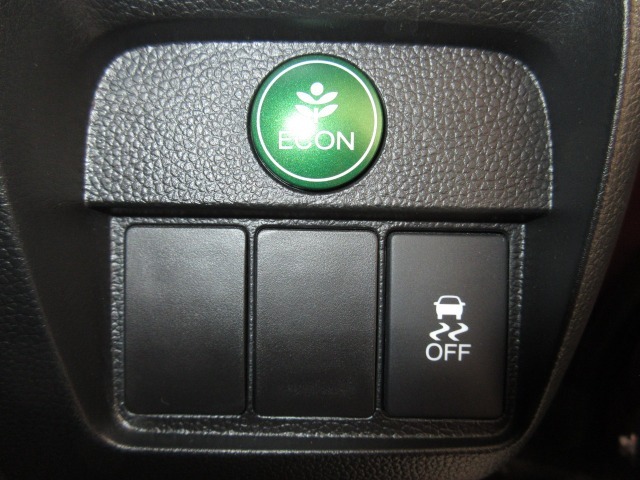 VSA（車両挙動安定化制御システム）とは、従来の車輪のロックを防ぐABS、車輪の空転を抑制するTCSに加え、クルマの横滑り、曲がるを制御し、走る・曲がる・止まるの全領域で安定性を確保するシステムです。