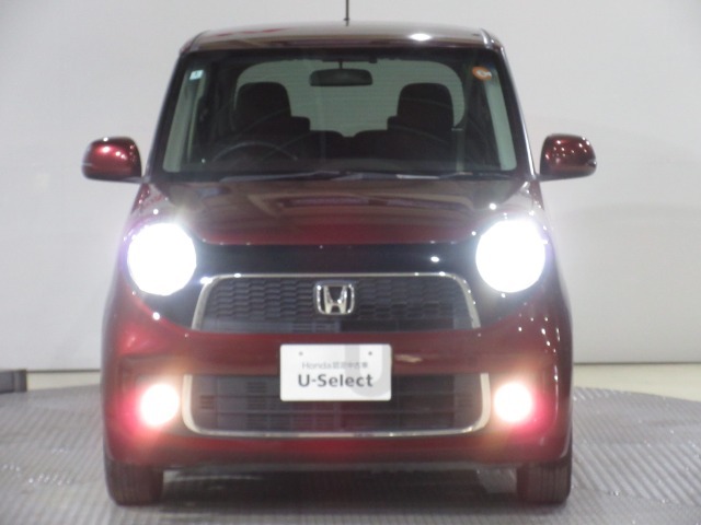 太陽光に近い青白くとっても明るい『ディスチャージヘッドライト』付き！とっても明るく遠くまで光が届きますから夜間や雨の日のドライブには心強い装備ですね～。　フォグライトも付いていて安心です！