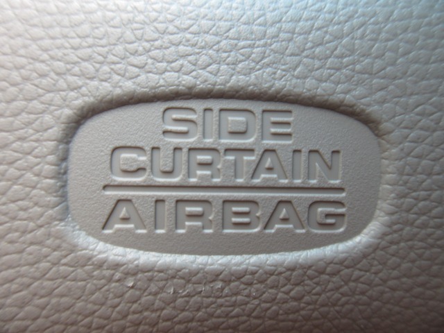 サイドカーテンエアバックシステムは、側面衝突時に大人から子供までさまざまな体格の乗員の頭部や頚部を広範囲で保護。特にセンターピラーへの頭部衝突を防ぐ展開性能を実現しています。