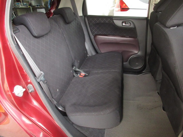 座り心地と触り心地の両方を追求。硬さの異なるウレタン層を組み合わせ、底部のしっかり感と表面付近のソフト感を両立させました。