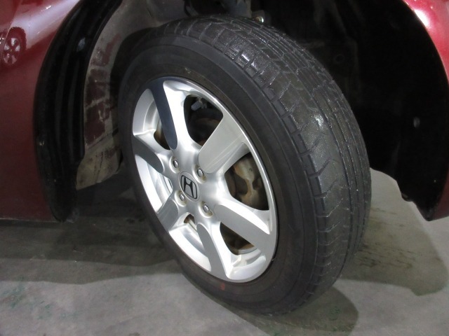 足元を精悍に引き締めるホンダ純正14インチアルミホイール、おしゃれは足元から、カッコイイですね！他にも見たいところ、知りたいことなどございましたらお気軽にお問い合わせくださいませ。