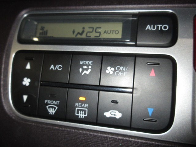 エアコンはオートエアコンでお好みの温度調整が出来、オールシーズン快適にドライブできます！リア席はプライバシーガラスで夏も涼しく過ごせます！