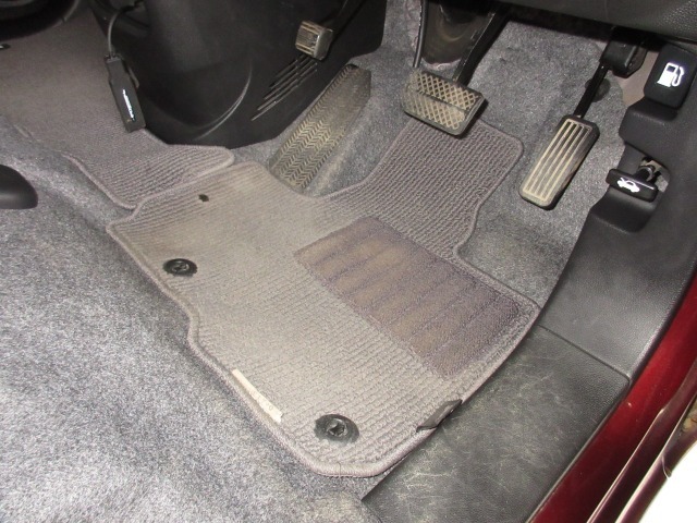 フロアマットが付いています。フロアマットは脱着可能ですから汚れがついたときに掃除しやすく、室内を綺麗に保つことが出来ます。付いてて良かったと思える用品です！