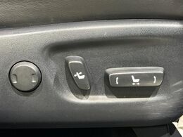 【パワーシート】スイッチ一つで簡単にシートの微調整が可能！電動だから力もいりません！快適なシートポジションにセットして、快適なドライブをお楽しみください。