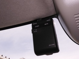 ◆ドライブレコーダー◆映像・音声などを記録する自動車用の装置です。　もしもの事故の際の記録はもちろん、旅行の際の思い出としてドライブの映像を楽しむことができます。
